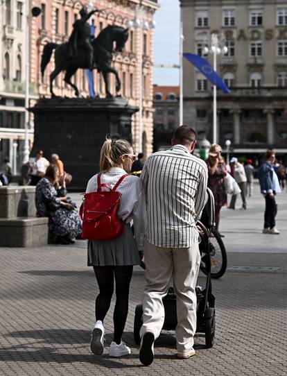 Slatki prizori iz Zagreba: Matija Cvek u šetnji s novopečenom suprugom i njihovom kćeri...