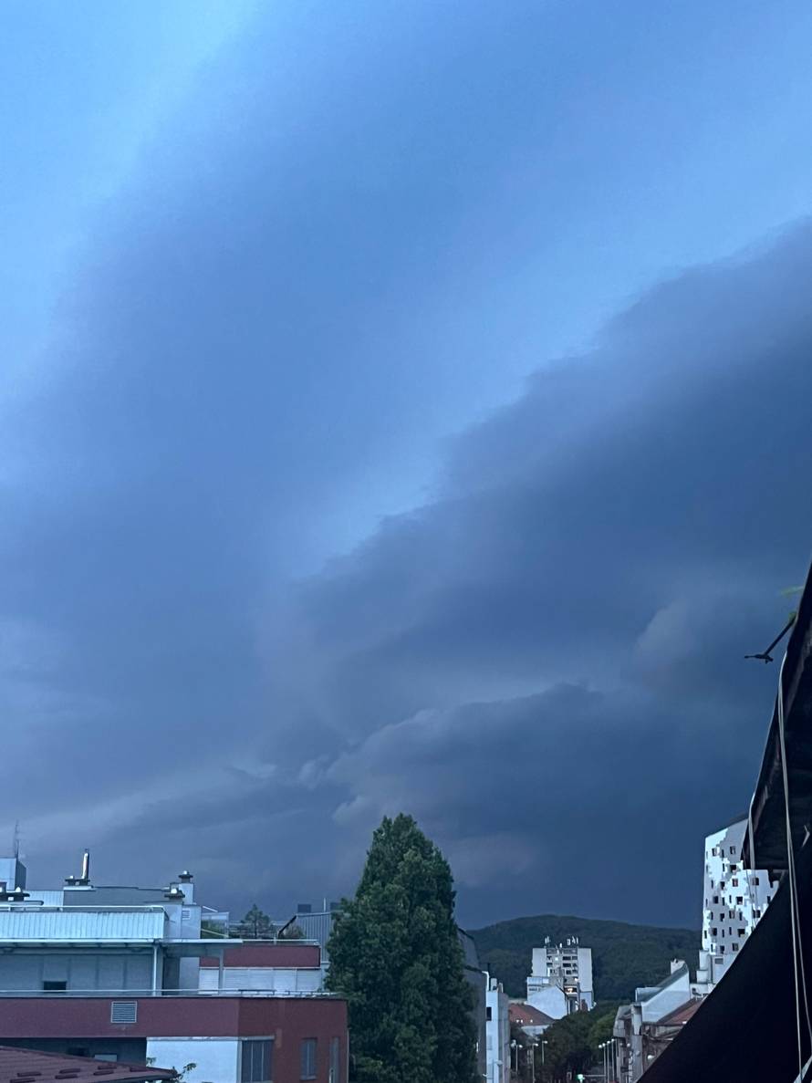 FOTO Crni oblaci zamračili nebo nad Zagrebom: 'Snažan vjetar mi je sve razbacao na balkonu'