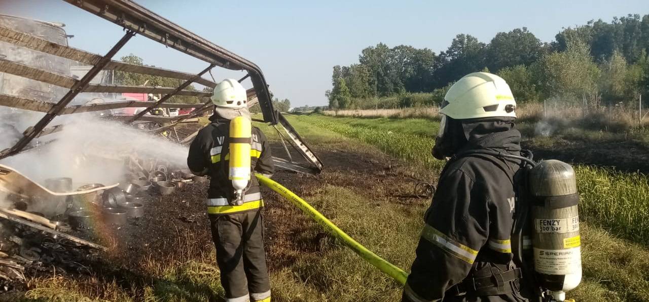 U sudaru pet vozila kod Ježeva poginuli su vozači dva kamiona