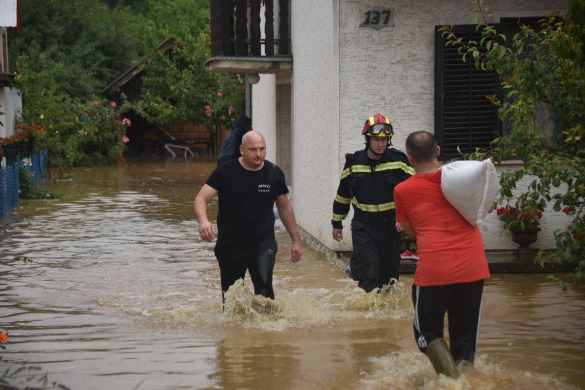 Potop na području Našica, sela i polja pod vodom: 'Starica je dva dana bila zarobljena u kući'