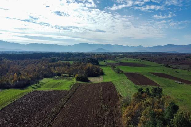 Pogled iz zraka na predivnu rijeku Liku u jesen koja osvaja na prvi pogled