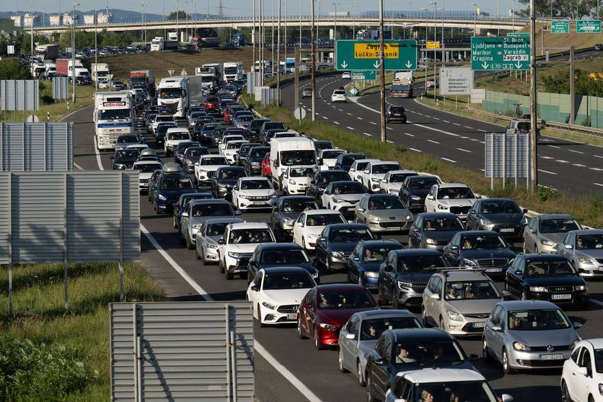 Zagreb: Srpanj započeo kilometarskom kolonom na NP Lučko u smjeru mora