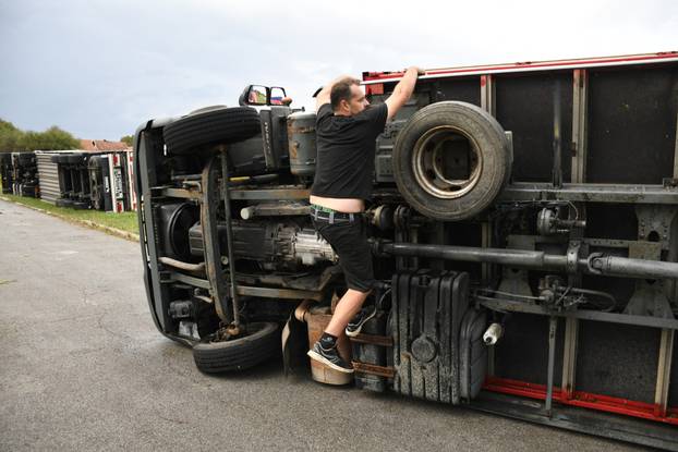 Jaki vjetar u Čazmi prevrnuo i kamione