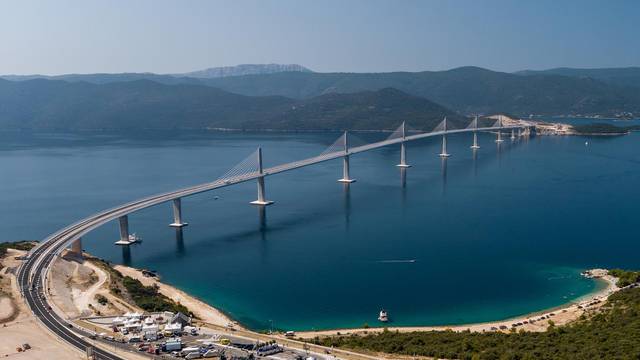 Pogled iz zraka na Pelješki most koji je spreman za večerašnje  svečano otvorenje