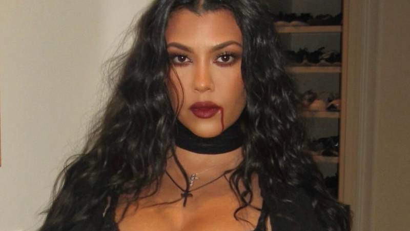 FOTO Kourtney u korzetu koji je jedva zadržavao njene bujne grudi slavila rođendan posinka