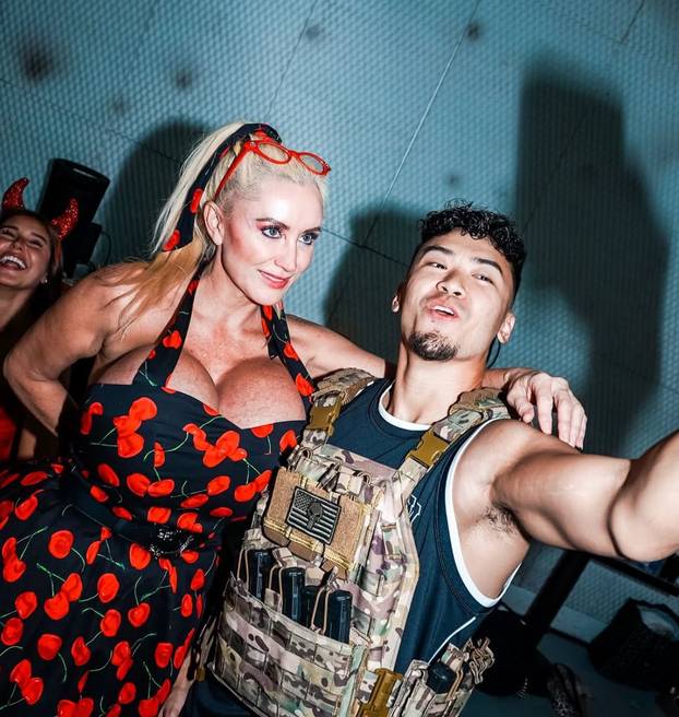 FOTO Atraktivna baka otkrila: Moje grudi su toliko ogromne da su teže čak i od bicikla