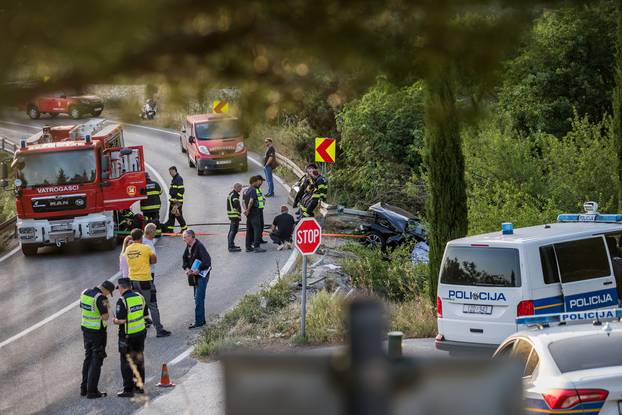 Jedan osoba je poginula, a dvoje ozlijeđenih u teškoj prometnoj nesreći koja se dogodila u Baškoj Vodi