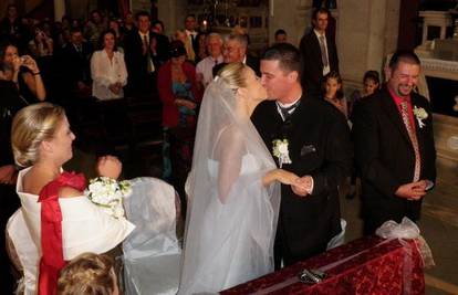 Vrckasti svećenik vjenčao Stipu iz grupe Hladno pivo