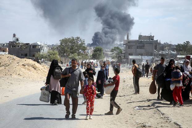 Palestinians flee areas in the eastern part of Khan Younis following an Israeli evacuation order, in Khan Younis in the southern Gaza Strip