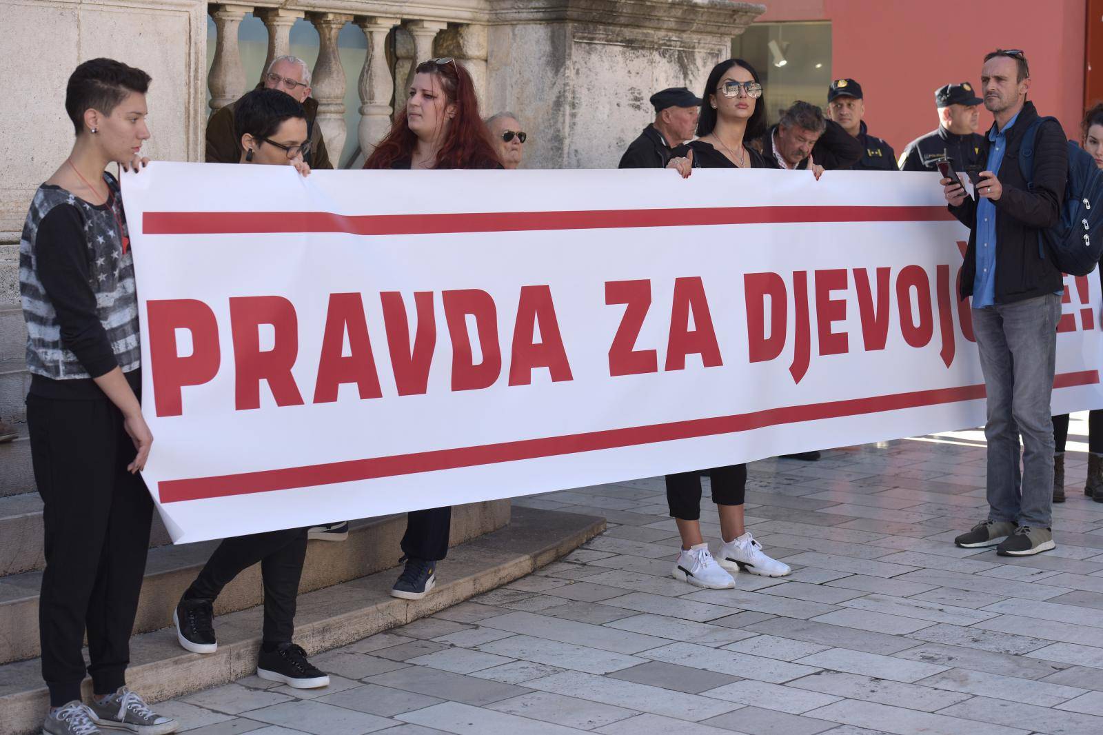 Stotinjak graÄana okupilo se na prosvjedu "Pravda za djevojcice"