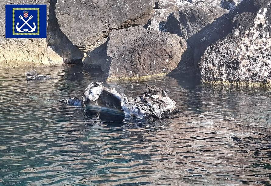 Obustavili potragu za skiperom kod Šolte, kod otoka Svetac noćas potpuno izgorjela brodica