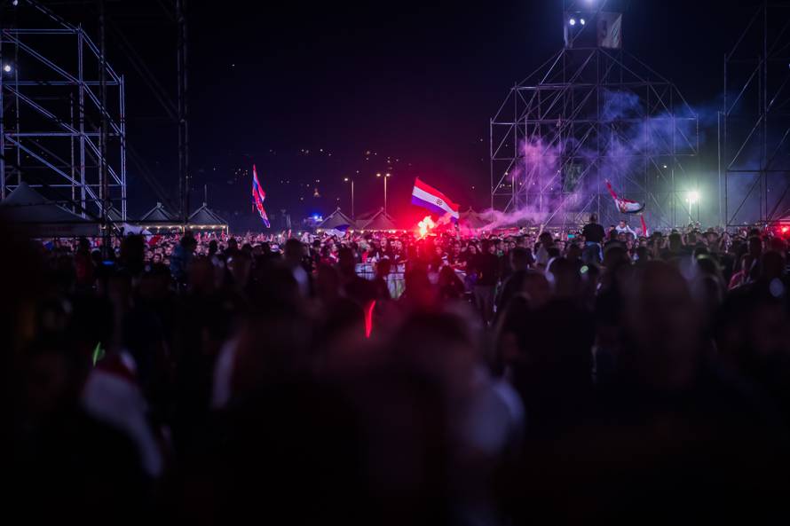 Obožavatelji na velikom koncertu Marka Perkovića Thompsona u Sinju