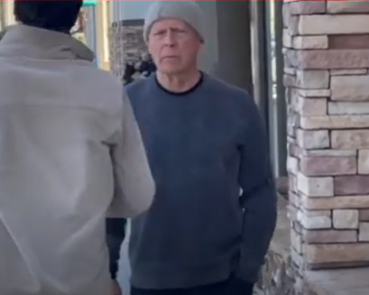 Bruce Willis prvi put je viđen u javnosti, družio se s prijateljima