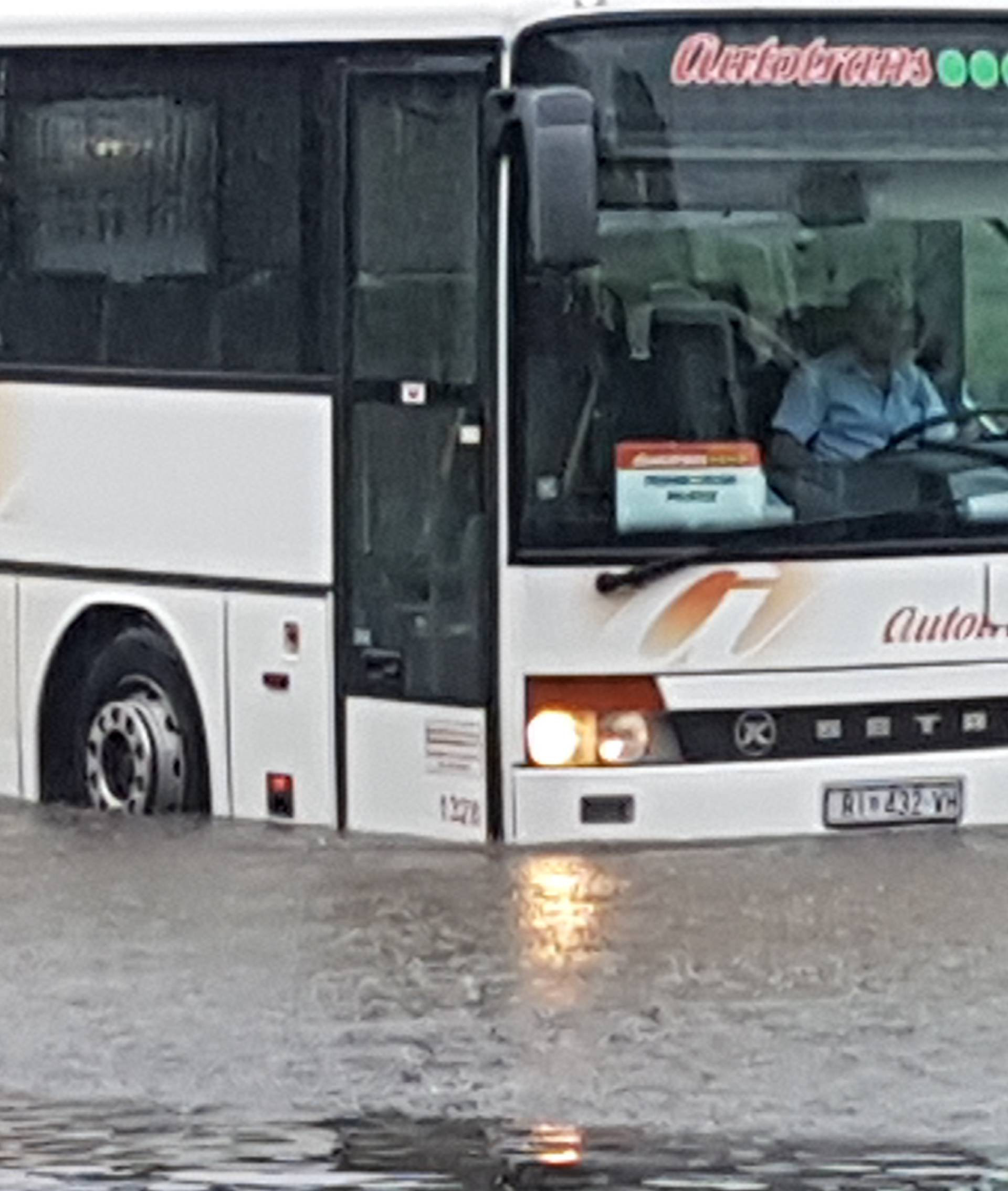 Nevrijeme pogodilo Istru: Ceste pod vodom, poplavljeni prostori