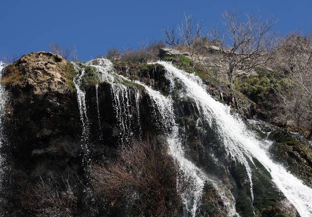 Knin: Slap Kr?i?, poznatiji kao Topoljski buk ili Veliki buk ukrašen dugom