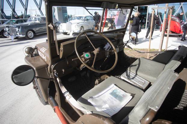 Osijek: Izložba oldtimer vozila ispred Gospodarskog centra