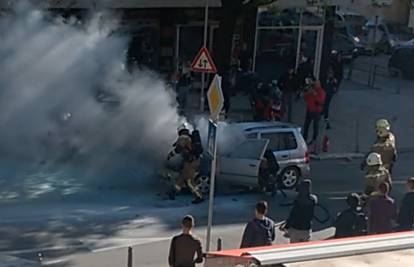 Buktinja u Splitu: Priskočili u pomoć ugasiti zapaljeni auto
