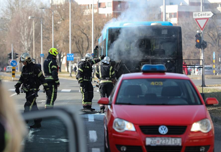 Zagreb: Vatrogasci ugasili poÅ¾ar na autobusu ZET-a na izlasku iz naselja Dugave