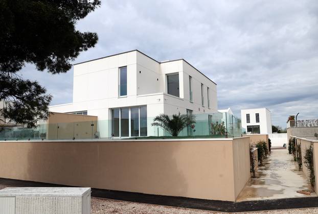 Šibenik: Novoizgrađene vile na plaži Rezalište u Brodarici