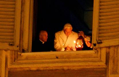 Papa zapalio božićnu svijeću, počele  blagdanske svečanosti