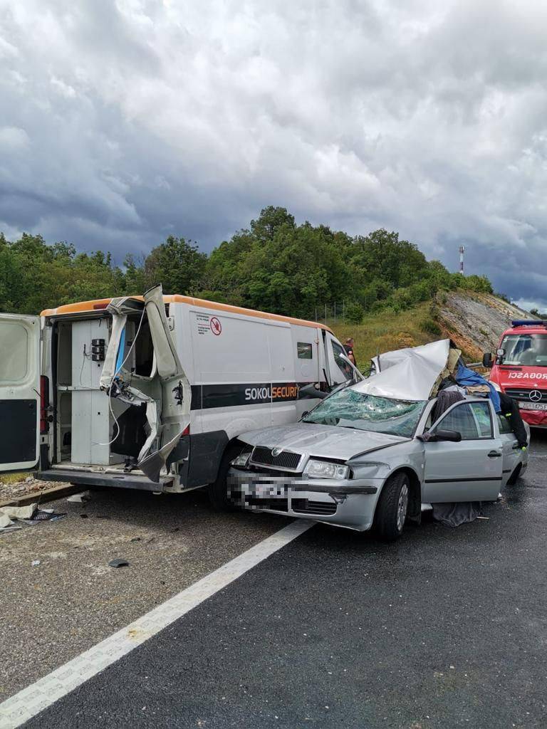 FOTO Prizori užasa na A1: Dijelovi vozila rasuti po cesti, Škoda je u potpunosti smrskana