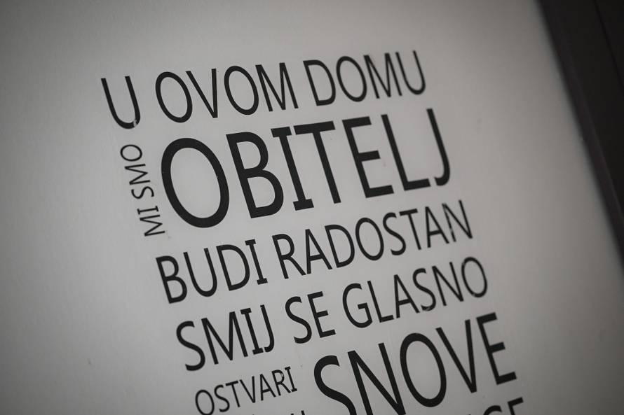 24SATA Zagreb: Reportaža s maloljetnim majkama koje žive u Nazorovoj s bebama