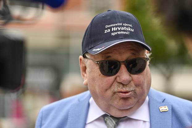 Zagreb: Zajednica utemeljitelja HDZ-a "Dr. Franjo Tuđman" daruje građanima hrvatske zastave