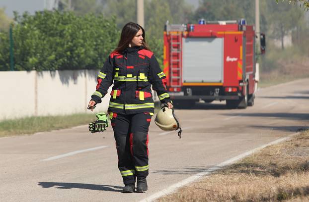 Hrabre vatrogaskinje bore se s požarom nedaleko NP Krka 