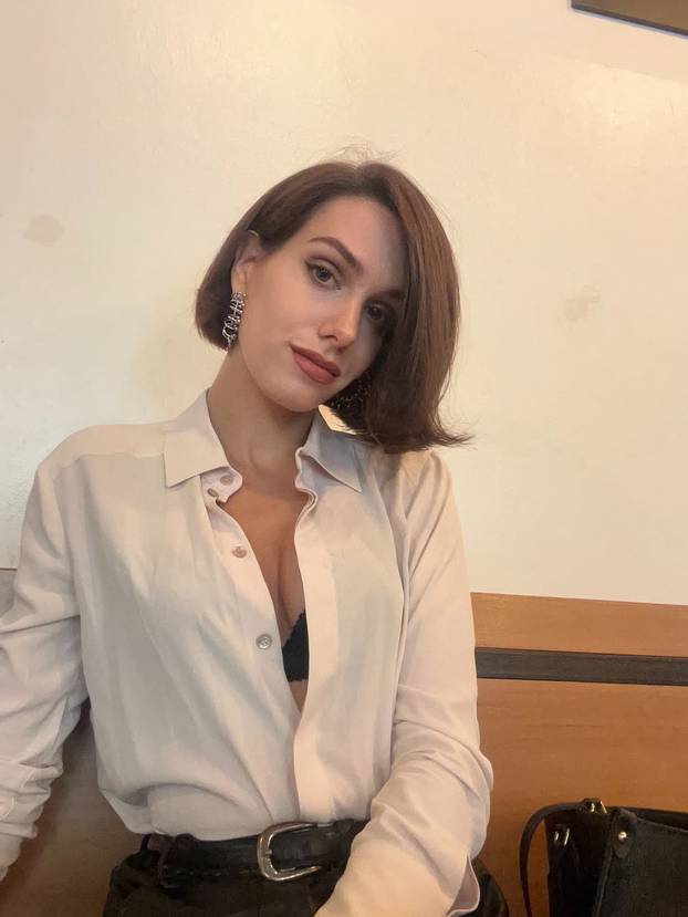 FOTO Zanosna stjuardesa traži muža: Javite se! Ovo su kriteriji