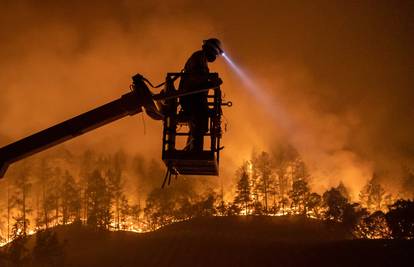 Gori zapad SAD-a: Vatrogasci poginuli u padu kanadera