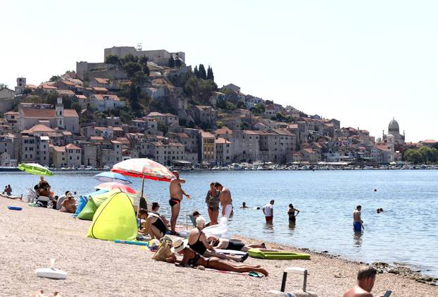 Šibenik: Turisti spas od vrućina potražili na plaži Banj