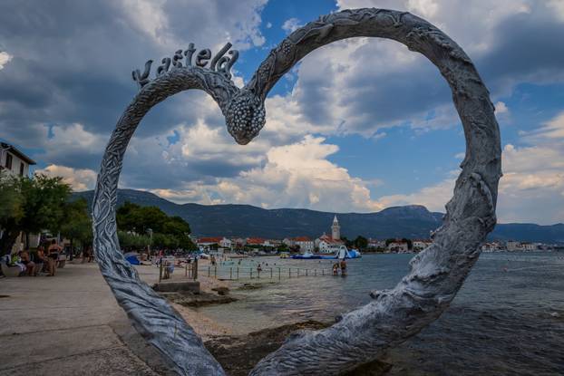 Kaštel Štafilić: Ljetni pljusak na plaži Gabine