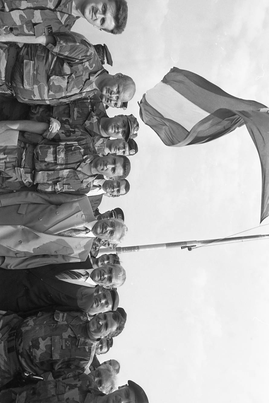 Franjo Tuđman posjetio Knin nakon oslobođenja i poljubio Hrvatsku zastavu