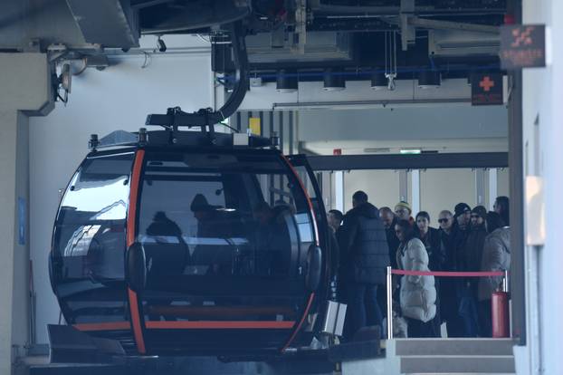 Zagrepčani pohrlili na Sljeme, veliki redovi za žičaru 