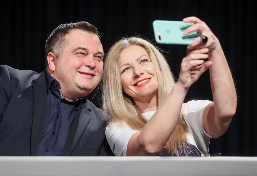 Barbara Kolar 'izbacila' dekolte u showu: Premala ti je haljina?