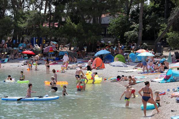 Spas od vrućina turisti potražili na plažama otoka Krka