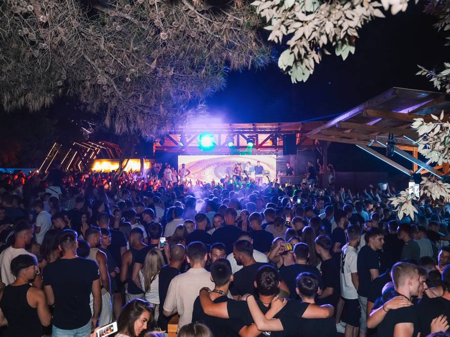 Mladi iz Dalmacije navalili su u Vodice na veliki koncert Devita: 'Osjetim da će nešto postati hit'