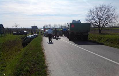 Zaobišao traktor pa se sudario s autom iz suprotnog smjera