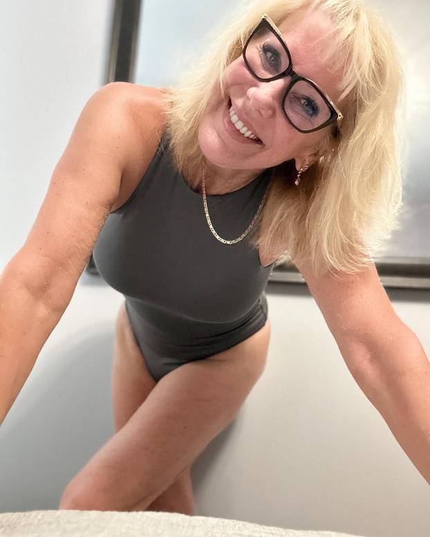 FOTO Policajka (61) dala otkaz i postala hit na internetu: Mnogi bi voljeli da ih 'privede'...