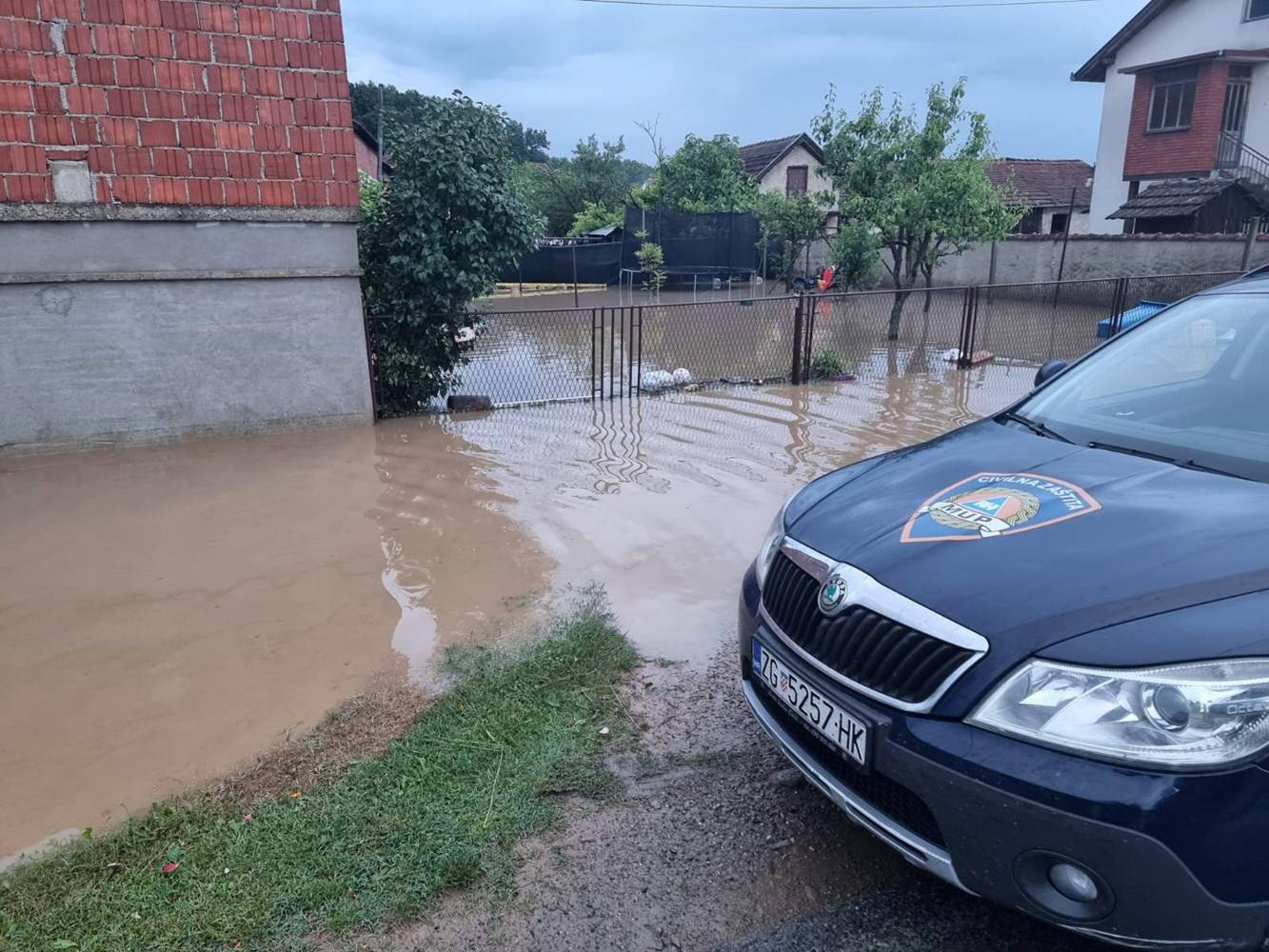 Jako nevrijeme poplavilo kuće, dvorišta i ceste diljem Hrvatske: 'U Požegi je palo 63 l/m2 kiše'