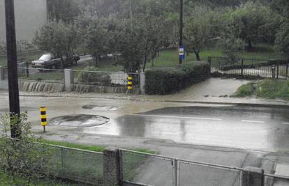 Kiša je poplavila ceste u Zagrebu, a padala je i tuča