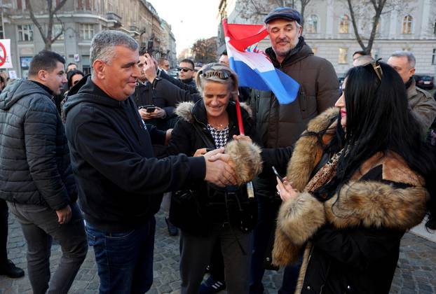 Zagreb: Miro Bulj s kolegama uz prosvjednike protiv COVID potvrda na Trgu žrtava fašizma