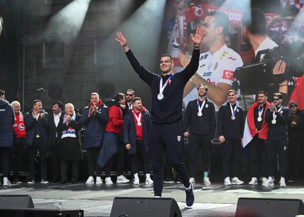 Zagreb: Hrvatska rukometna reprezentacija stigla na sve&ccaron;ani do&ccaron;ek na Trgu bana Josipa Jela&ccaron;i&cacute;a