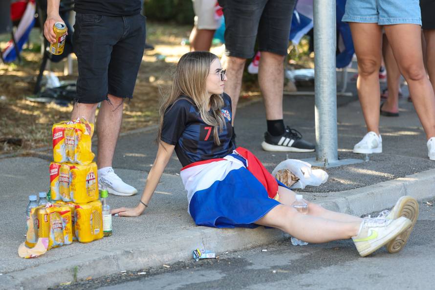 Sinj: Posjetitelji dolaze na hipodrom uoči početka Thompsonovog koncerta