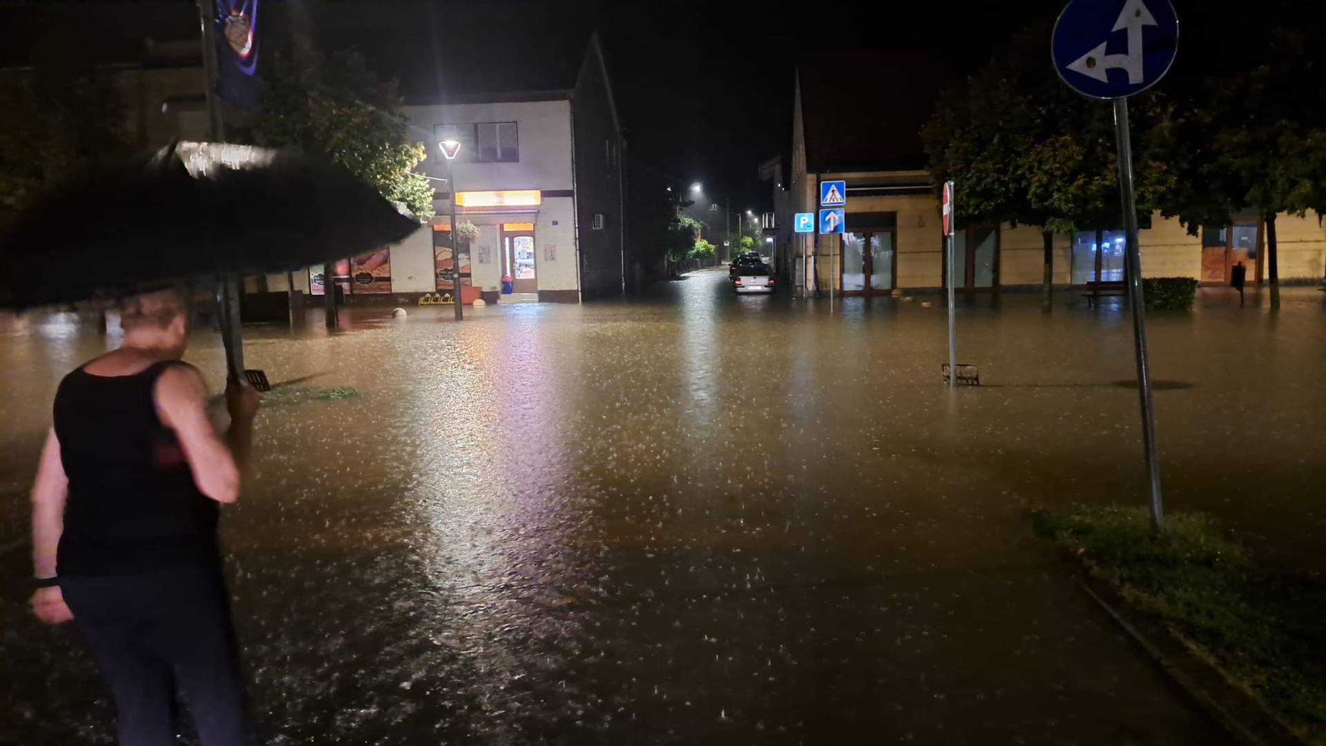 Jaka kiša potopila centar Gline: Poplavile su ceste i zgrade