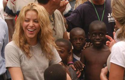 Shakira brižno kao majka brisala zamusanu siročad
