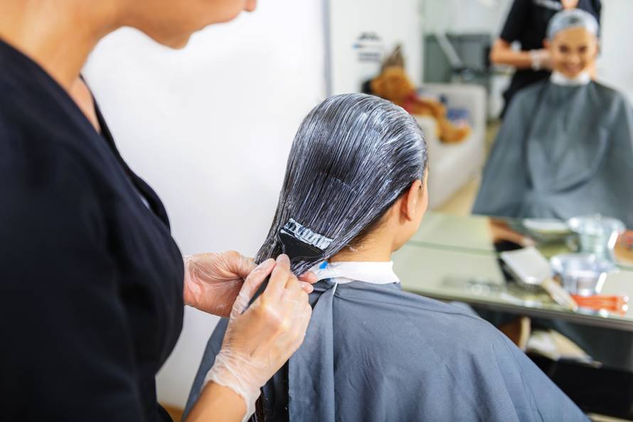 Ovo je najveća greška koju ljudi rade kod bojanja sijede kose