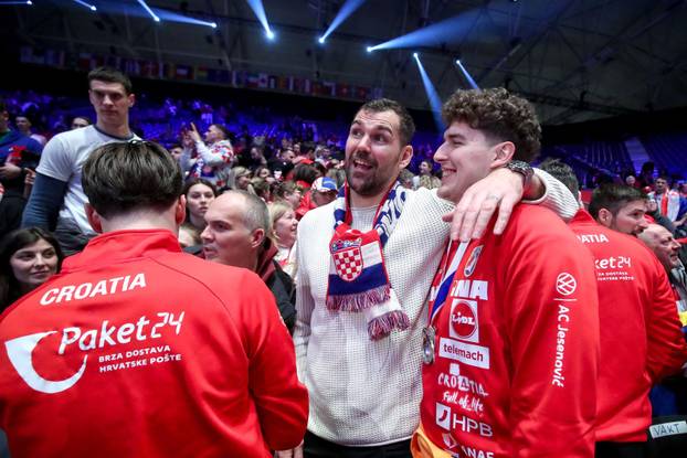Hrvatski rukometaši slave s obiteljima osvajanje srebra