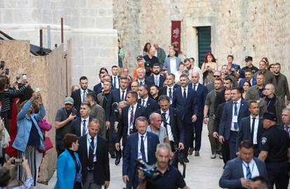 FOTO Zelenski s Plenkovićem u šetnji po Stradunu. Gužva kao usred ljeta i jako osiguranje