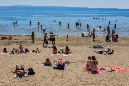 FOTO Spli&cacute;ani pohrlili na Sunce, najhrabriji su ve&cacute; sko&ccaron;ili u more